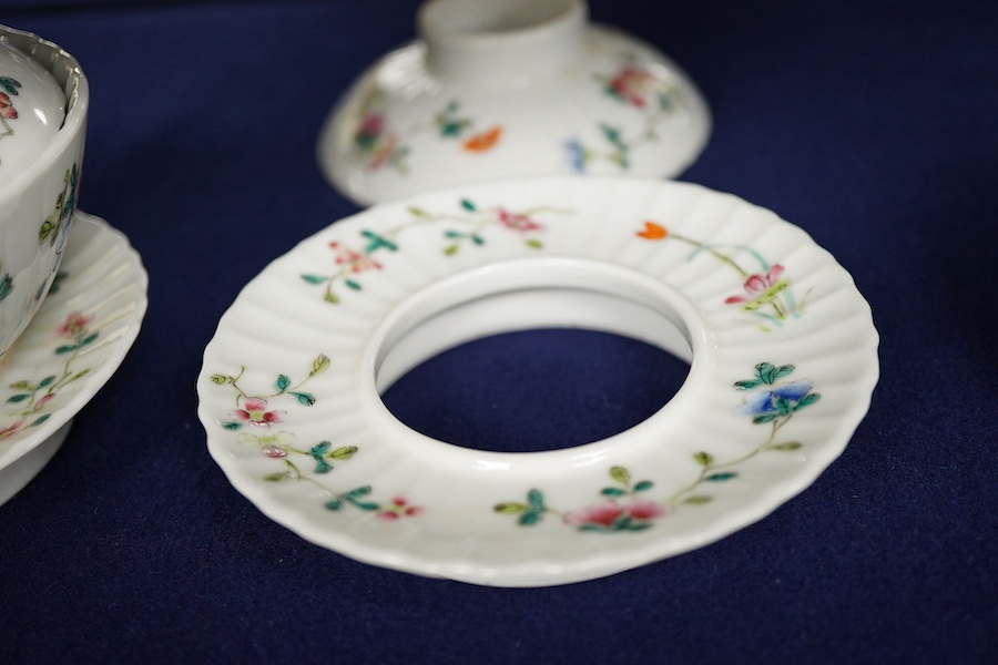 A pair of Chinese bowls, covers on stands, 9.5cm high